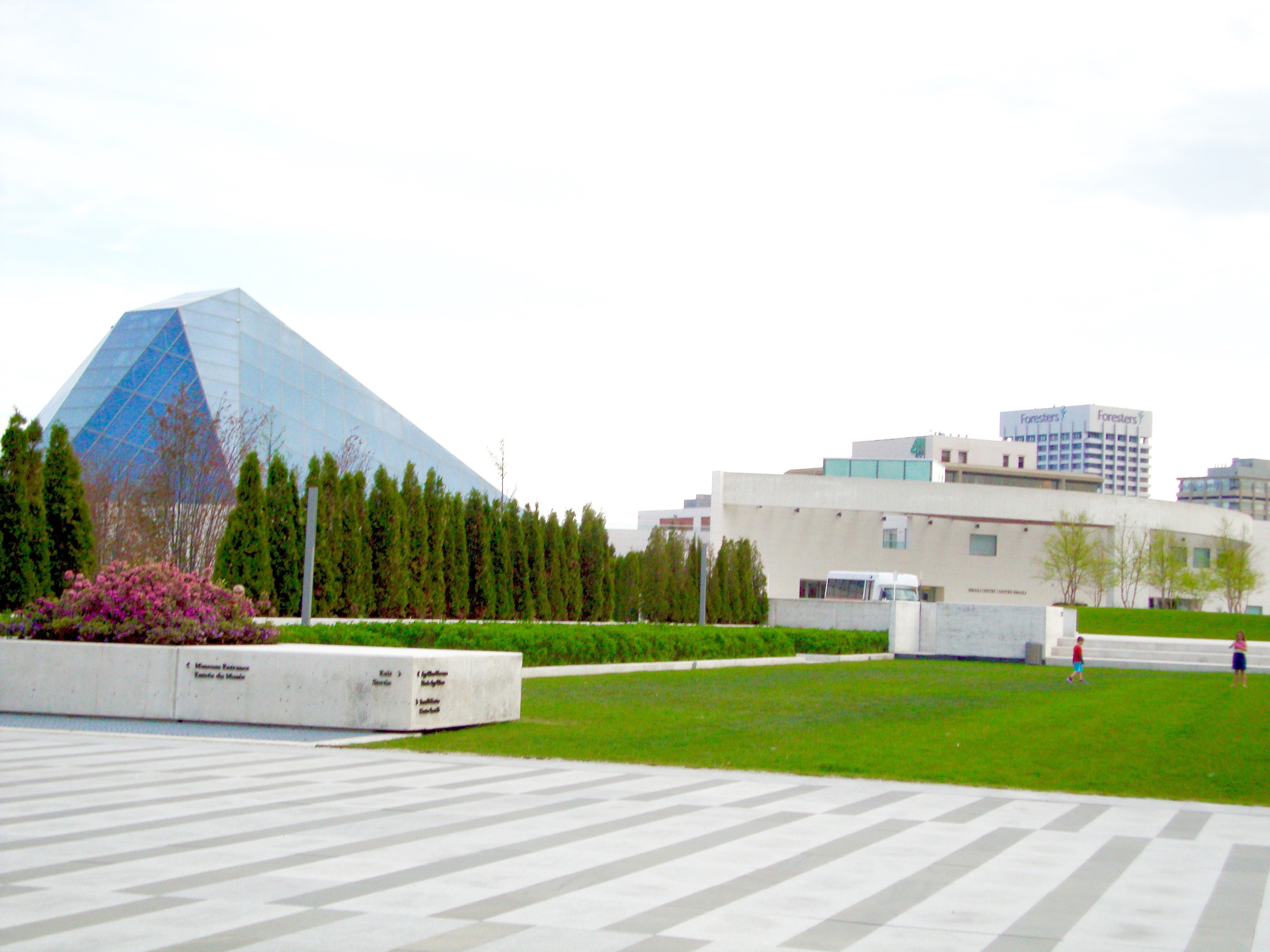 For the People’s Choice award, the public vote chose the Aga Khan Museum, by Moriyama & Teshima Architects in association with Tokyo firm Maki and Associates. Rising on a nondescript area on the outskirts of Toronto, the institution’s striking sculptural form combines a boxy, angular structure and a glass pyramid atop a round podium. ismailimail.wordpress.com